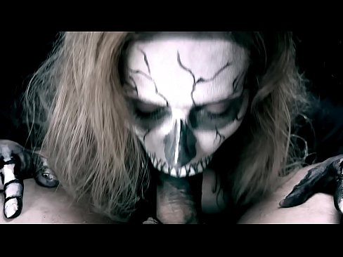 ❤️ Dämonenmädchen lutscht Schwanz mit ihrem schwarzen Mund und schluckt Sperma. ❌ Russian porn bei uns ❤